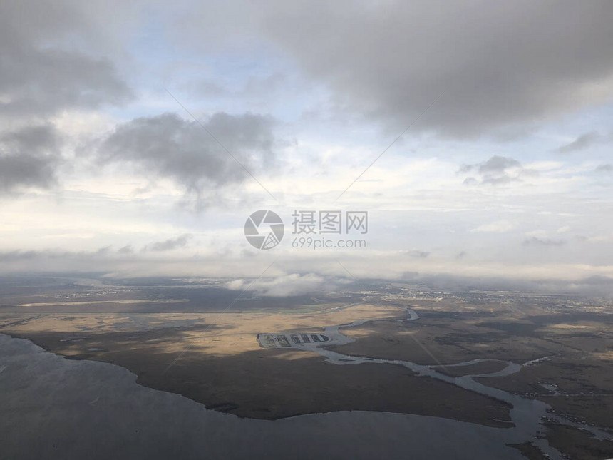 在乌云天降落在路易斯安那州新奥尔良的阿姆斯特朗国际机场之前图片