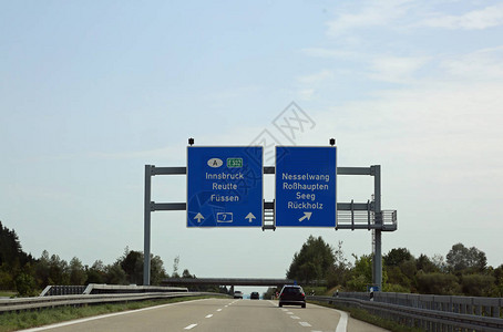 在奥地利高速公路上有通往城市和州边界的交通标志图片