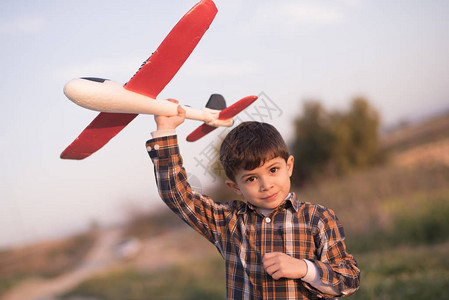 小男孩玩具飞机在背景图片