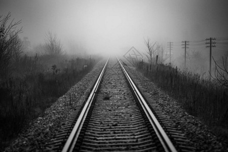铁路轨迹在雾的清晨微雾中消失图片