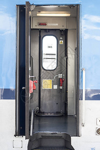 在火车站平台等候的客运火车厢开放入口图片