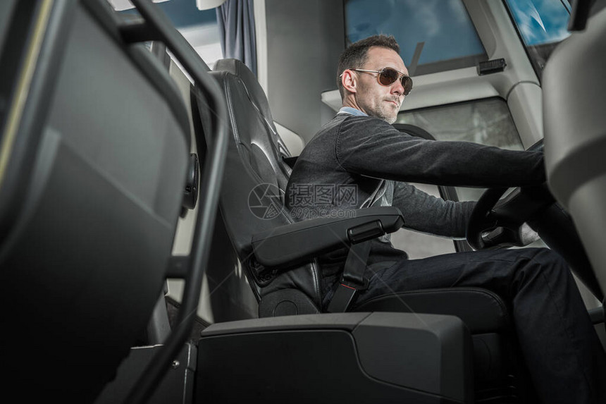 车轮后40多岁的白种男教练公车驾驶员图片