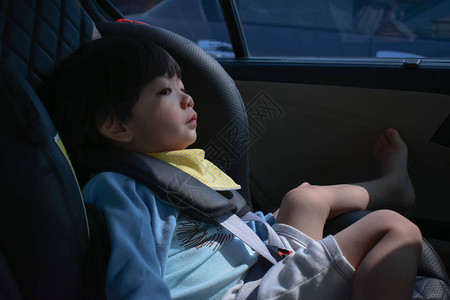 婴儿坐在汽车座椅安全驾驶图片