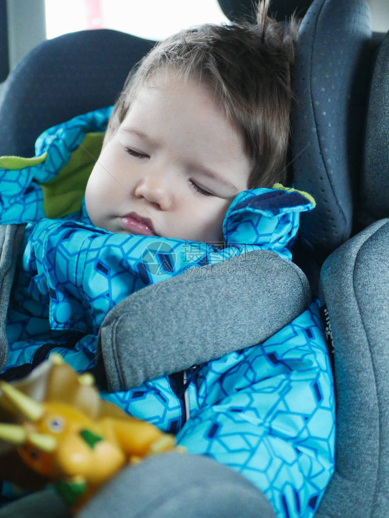 熟睡的婴儿坐在汽车座椅上快乐的宝贝骑在车里儿童可爱的男孩睡在汽车图片
