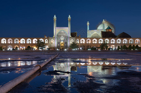阿訇夜间在伊斯法罕的NaqsheJahan广场与深蓝的天空对着一片背景
