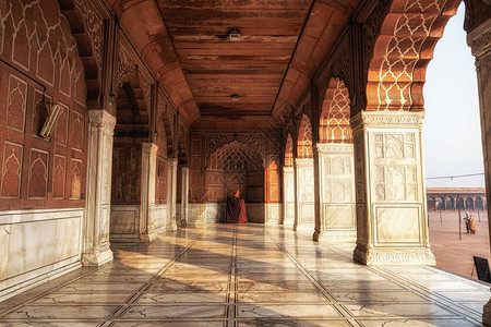 JamaMasjid清真寺柱子和日光图片
