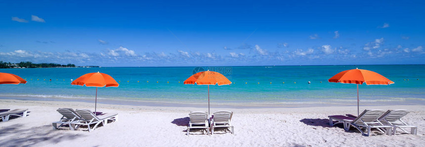 毛里求斯岛的遮阳伞和沙滩图片