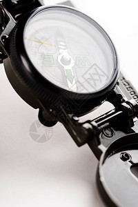 白色黑复古指南针的特写图片