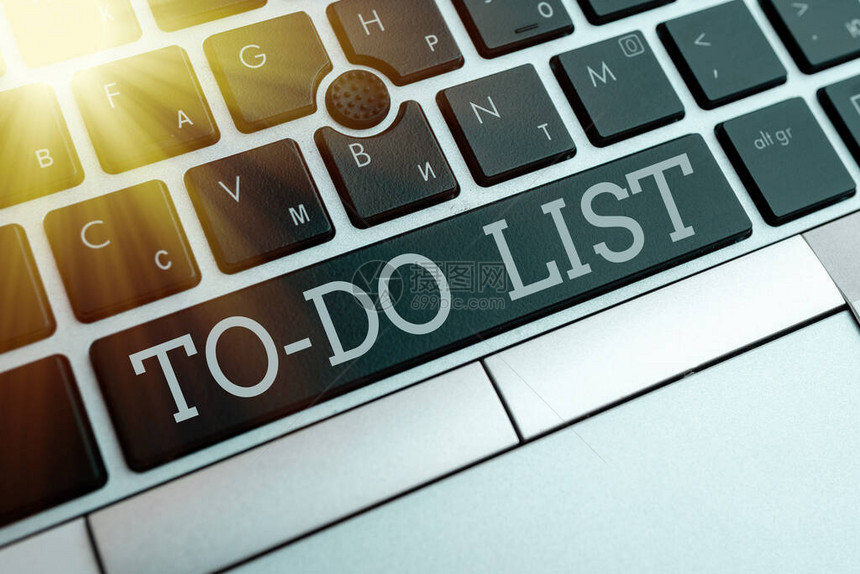 显示待办事项列表的书写笔记根据优先级Pc键盘完成和组织任务列表的业务概念图片
