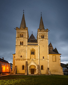 斯洛伐克东部镇斯皮卡皮图拉的圣马丁大教堂SpisskaKap背景图片