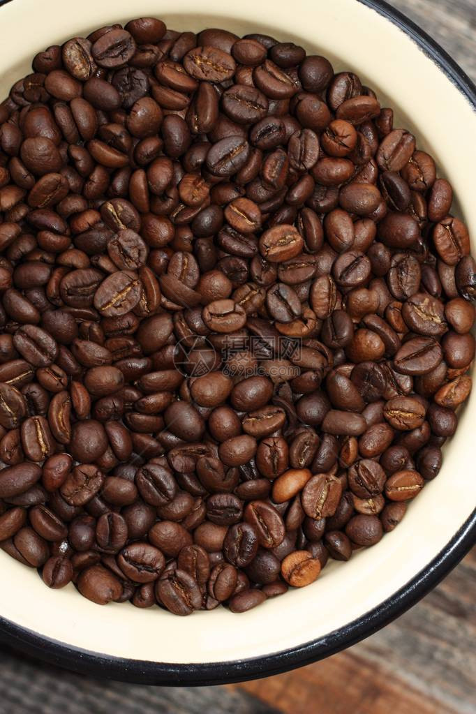 碗里的烤棕色咖啡豆图片