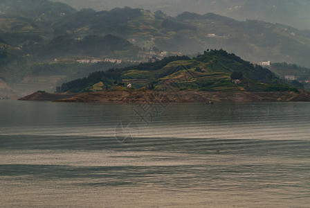 长江雾霾的早晨深绿色的山丘图片