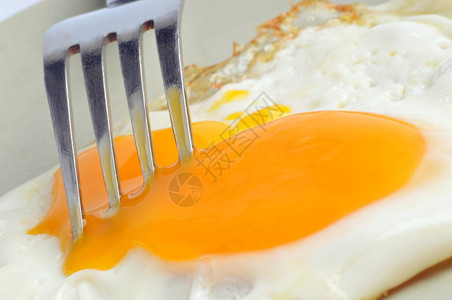 煎鸡蛋用叉子特写图片