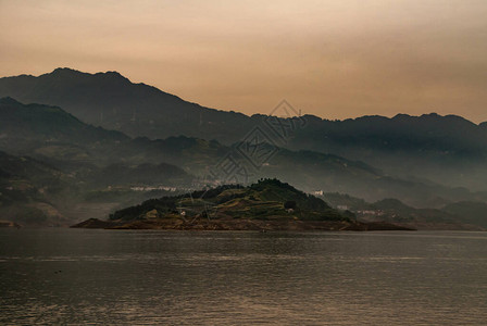 长江雾霾的早晨大坝前上游的棕色天空下图片