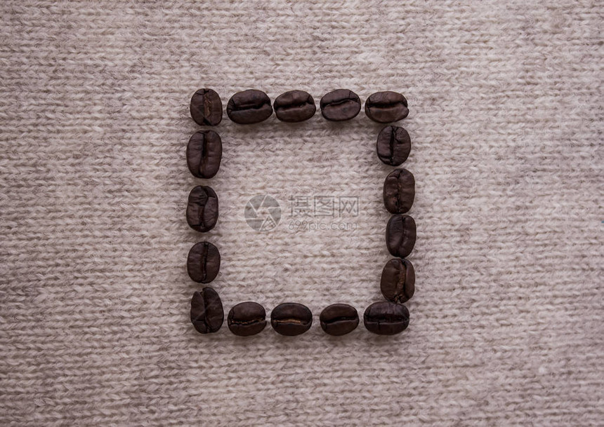 咖啡豆在陈年牛皮纸纹理上的抽象形状图片