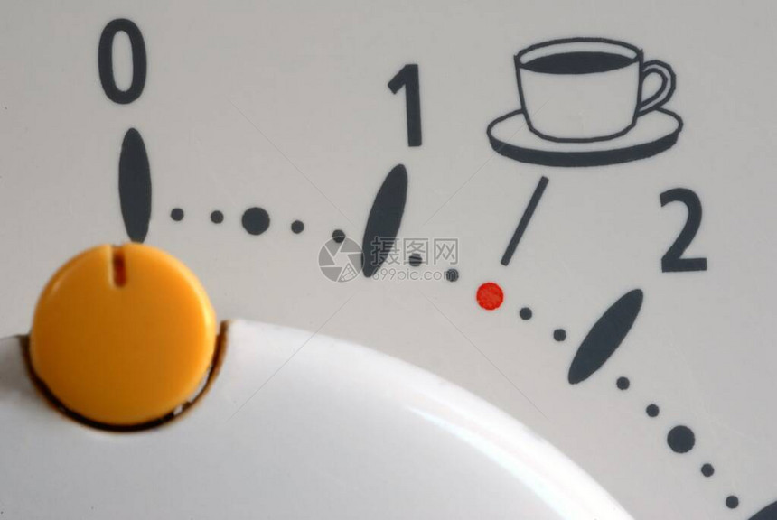 带一杯咖啡的特写定时器图片