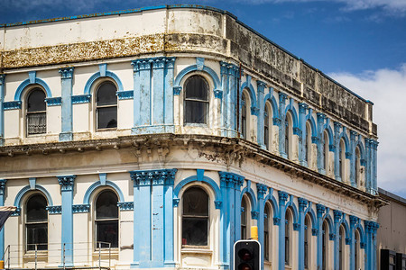在新西兰奥克兰旧蓝色建筑的侧面图片