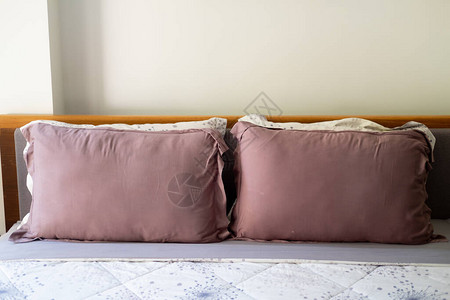 睡床上的棕色枕头床图片