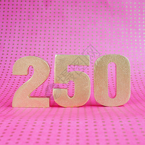 金体积为250的金体积在明亮粉红圆点背景上背景图片