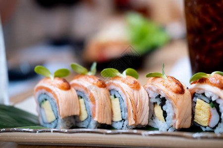 近距离和有选择地关注三文鱼寿司卷寿司菜图片