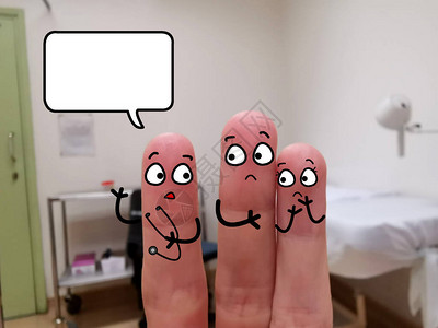 三个手指被装饰成医生和病人医生告诉图片