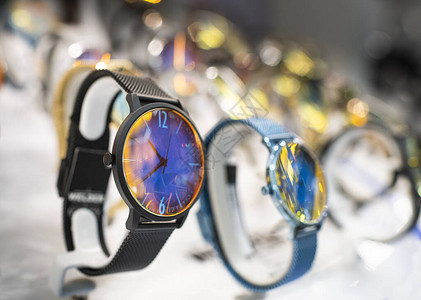昂贵的手表在奢侈品店里陈列出售图片