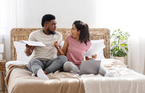情感已婚黑人夫妇在检查家庭预算时争吵图片