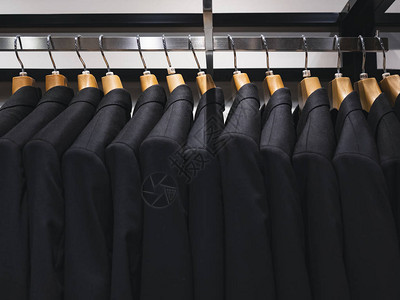 衣架上的西装男士夹克时尚服装商店系列量身定制图片