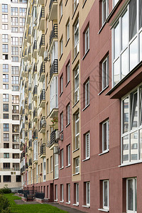 高新建造的现代城镇大楼外墙地上草高清图片