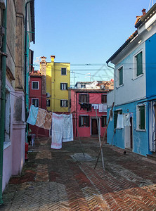 意大利威尼斯布拉诺岛典型的色彩浓厚的房屋图片
