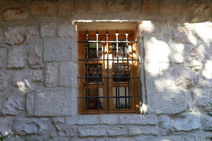 以色列首都耶路撒冷的一座大城市的小窗户图片