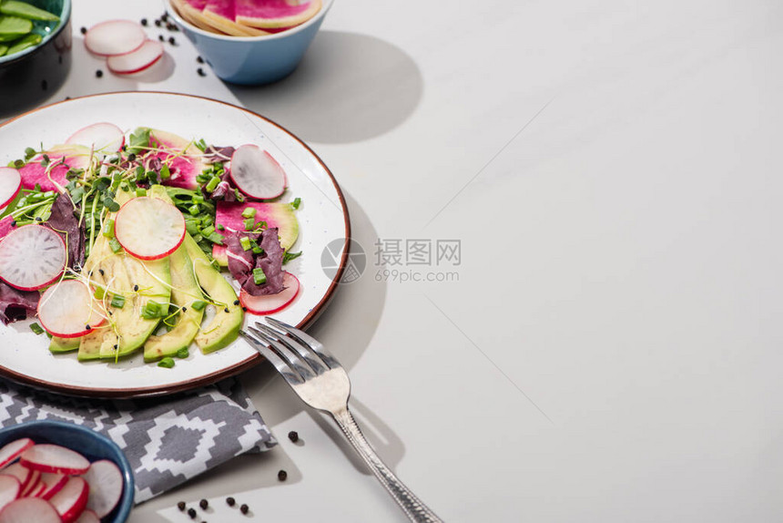 红菜沙拉灰色表面有绿色和鳄梨图片