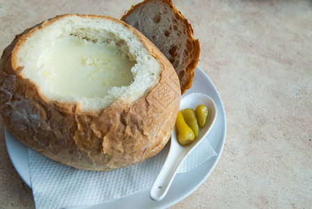 美味大蒜汤用空心自制的面包配菜图片