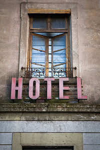 一家废弃的老式酒店的窗户和标志图片