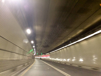 快速移动的车隧道从驾驶员图片