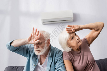 家中在空调机下坐着时年长夫妇图片