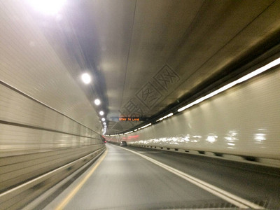快速移动的车隧道从驾驶员图片