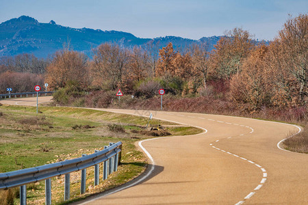 通往山脉的弯曲道路图片