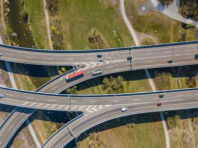 通往苏黎世的瑞士高速公路空中观望图片