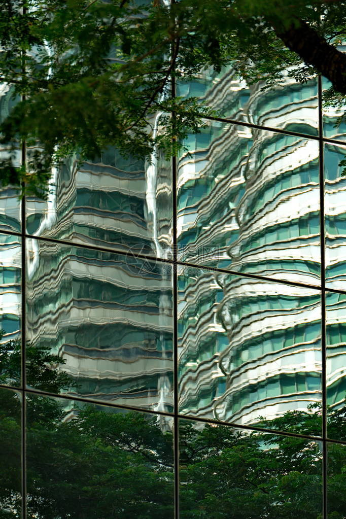 吉隆坡首都的许多摩天大楼的镜面反射图片