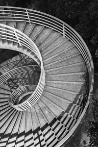 黑白螺旋楼梯夜景图片
