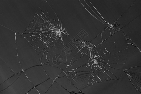 玻璃移动电话碎裂片的抽象照片在玻璃表面有很多刮痕图片