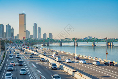 路上的汽车韩国首尔市的交通图片