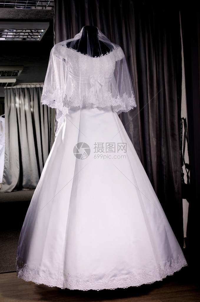 在人体模型上的美丽女婚礼服图片