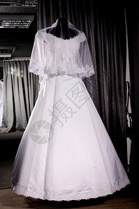 在人体模型上的美丽女婚礼服背景图片
