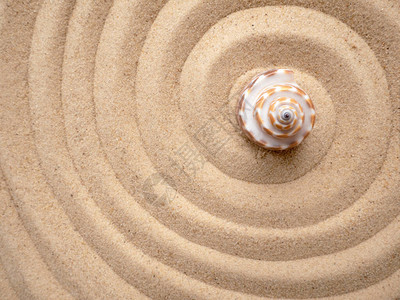 沙子上环绕着圆圈图片