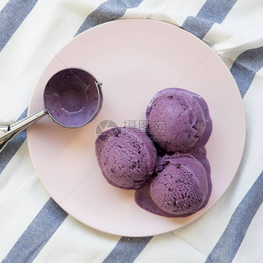蓝莓冰淇淋球在粉红色板块上有冰淇淋图片