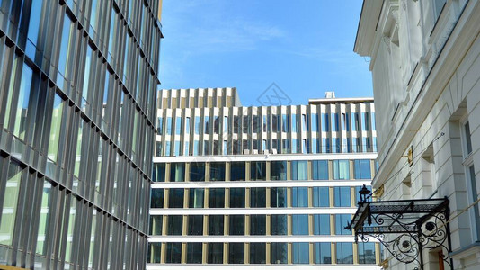 对玻璃钢蓝色背景的全景和透视广角视图成功的办公建筑的经营理念带玻图片
