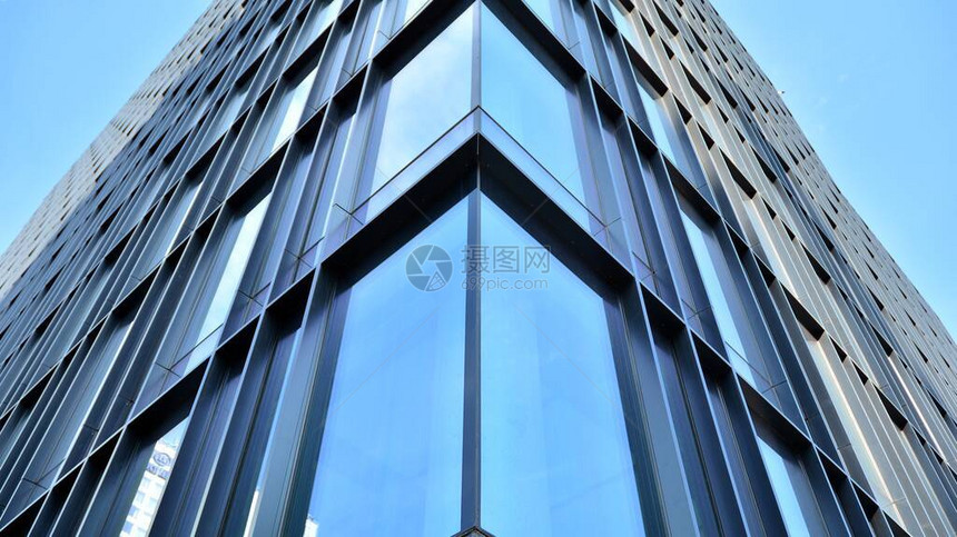 对玻璃钢蓝色背景的全景和透视广角视图成功的办公建筑的经营理念带玻图片