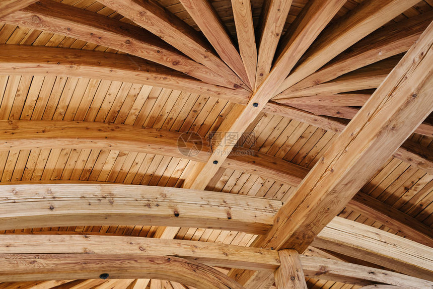 建筑内部的木结构的一部分木镶板天花板与木横梁衬里到处都是带有结的木头纹理和它自图片